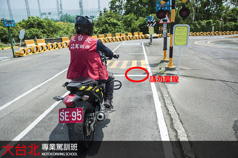 大台北重機駕訓班考照經驗談 大台北重機駕訓班考照經驗談鐵路平交道 / 交叉路口 / 行人穿越道